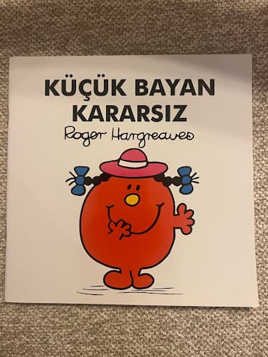 Foto 1 van Küçük Bayan Kararsız