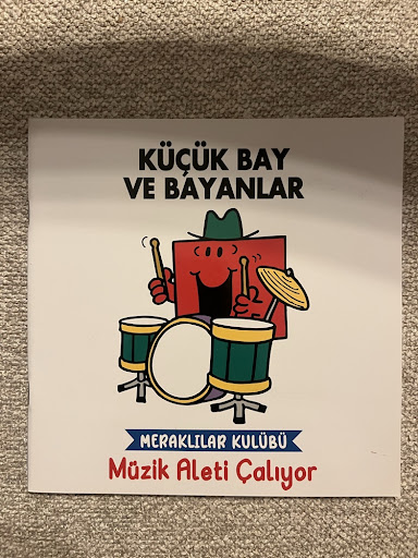 Foto 1 van Küçük Bay ve Bayanlar (Meraklılar Kulübü) - Müzik Aleti Çalıyor